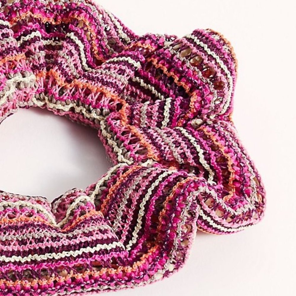 Free People Maisie Crochet Scrunchie Coral Pink - Picture 3 of 3